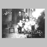 089-0028 Die Lehrer Steiner und Donner mit ihren Familien vor dem Haus.jpg